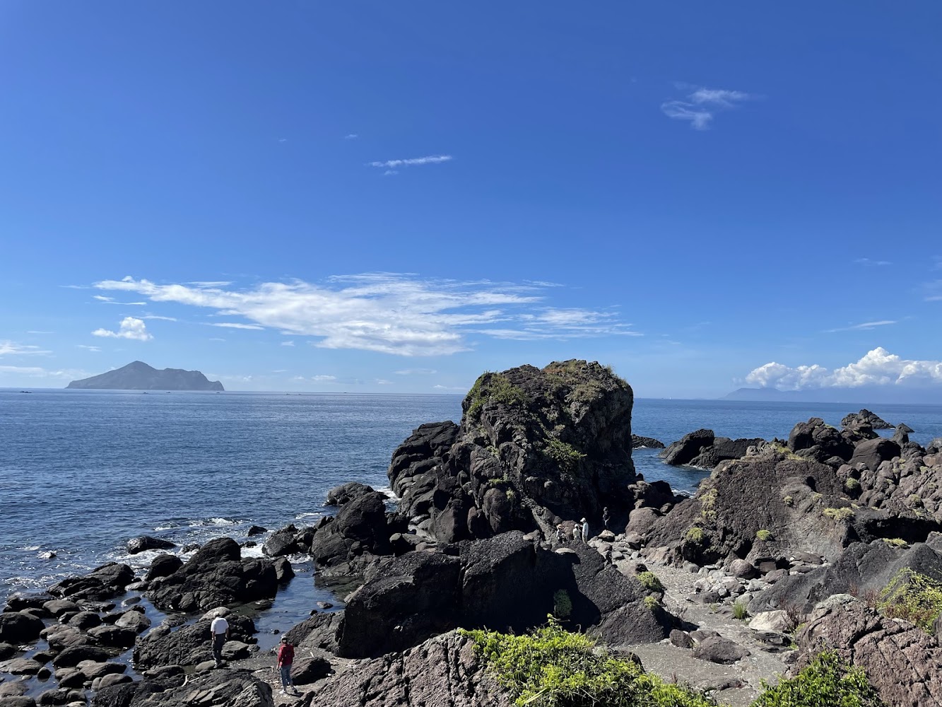 北關海潮公園礁岩與龜山島遠景