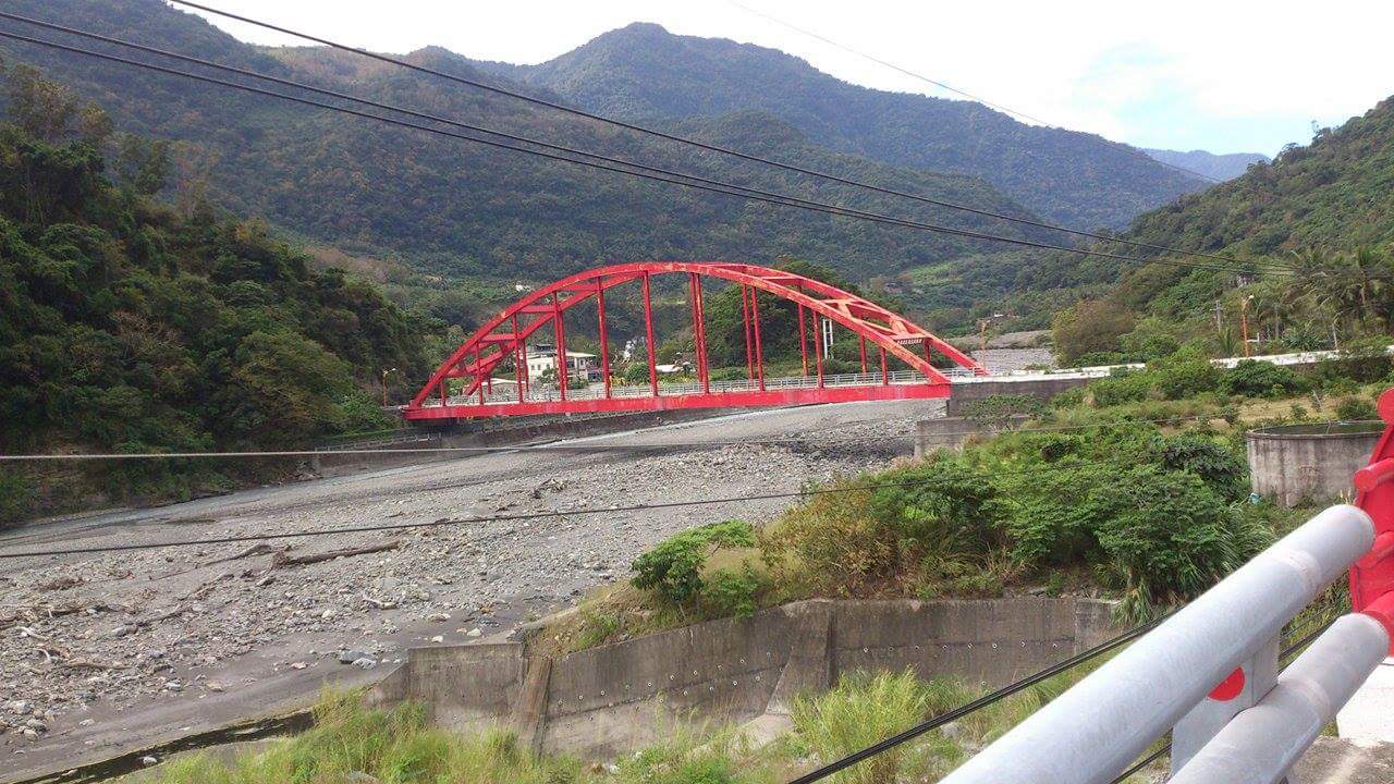 金崙溫泉虹橋遠景拍攝乾涸河床