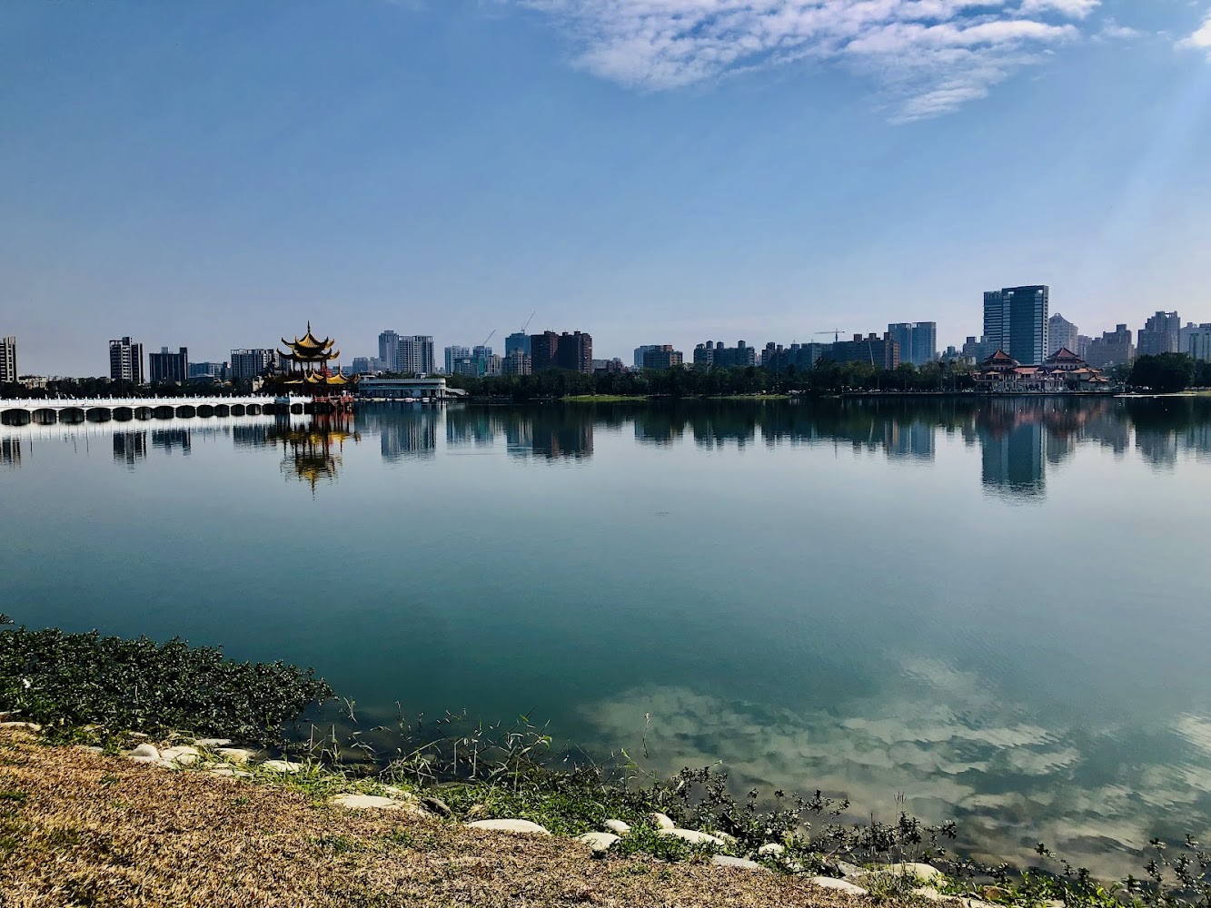 蓮池潭平靜湖面與中式涼亭拱橋