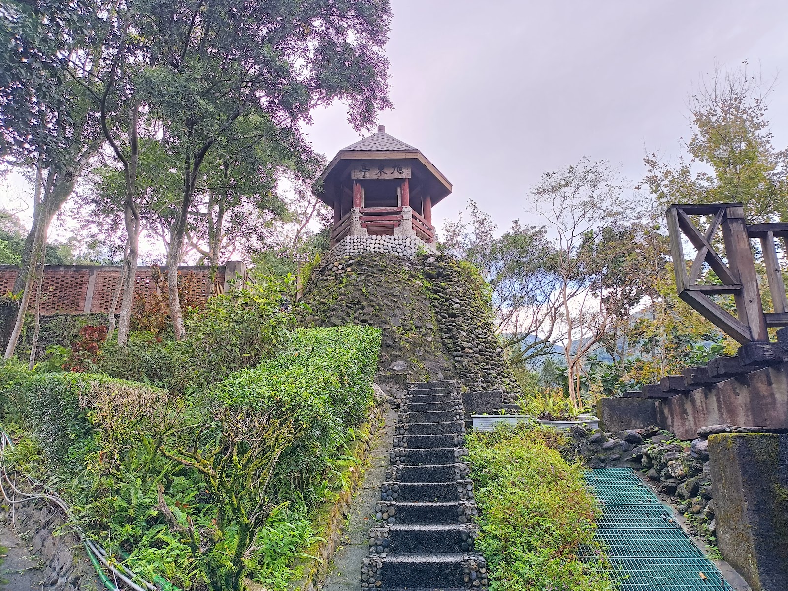 林田山林業文化園區石造古塔青苔藤蔓花蓮鳳林隱藏景點