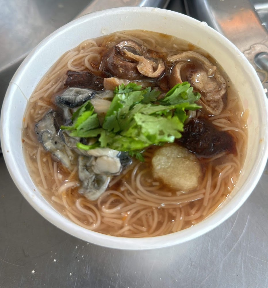 大腸蚵仔麵線料多實在,香菜與滷大腸很吸睛