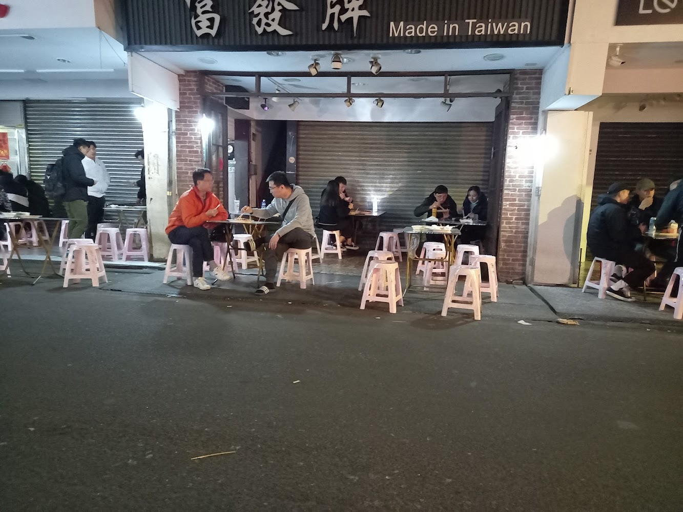 深夜流氓熱炒戶外桌椅與用餐人潮