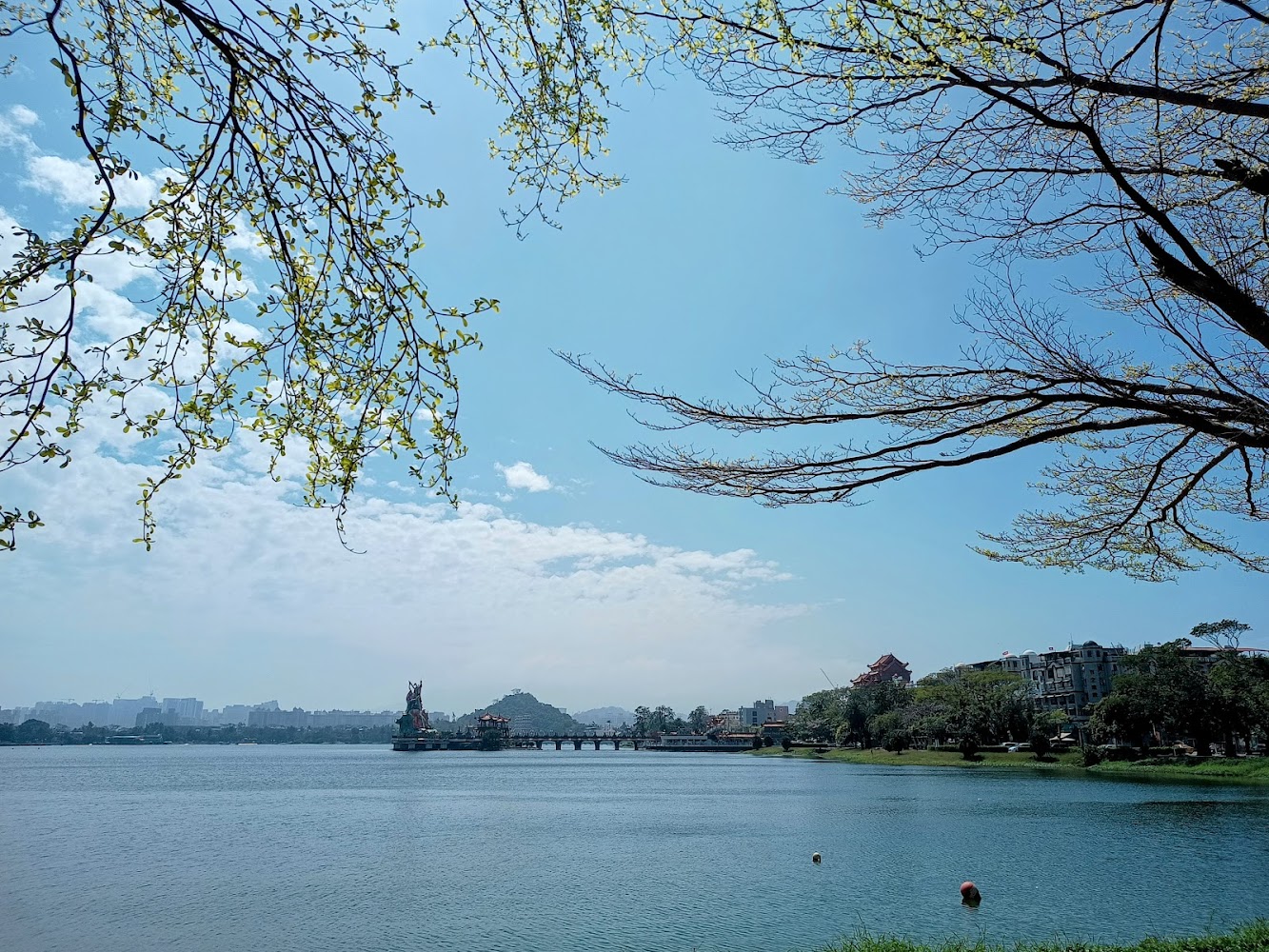 蓮池潭湖面寬廣與遠方龍虎塔景色