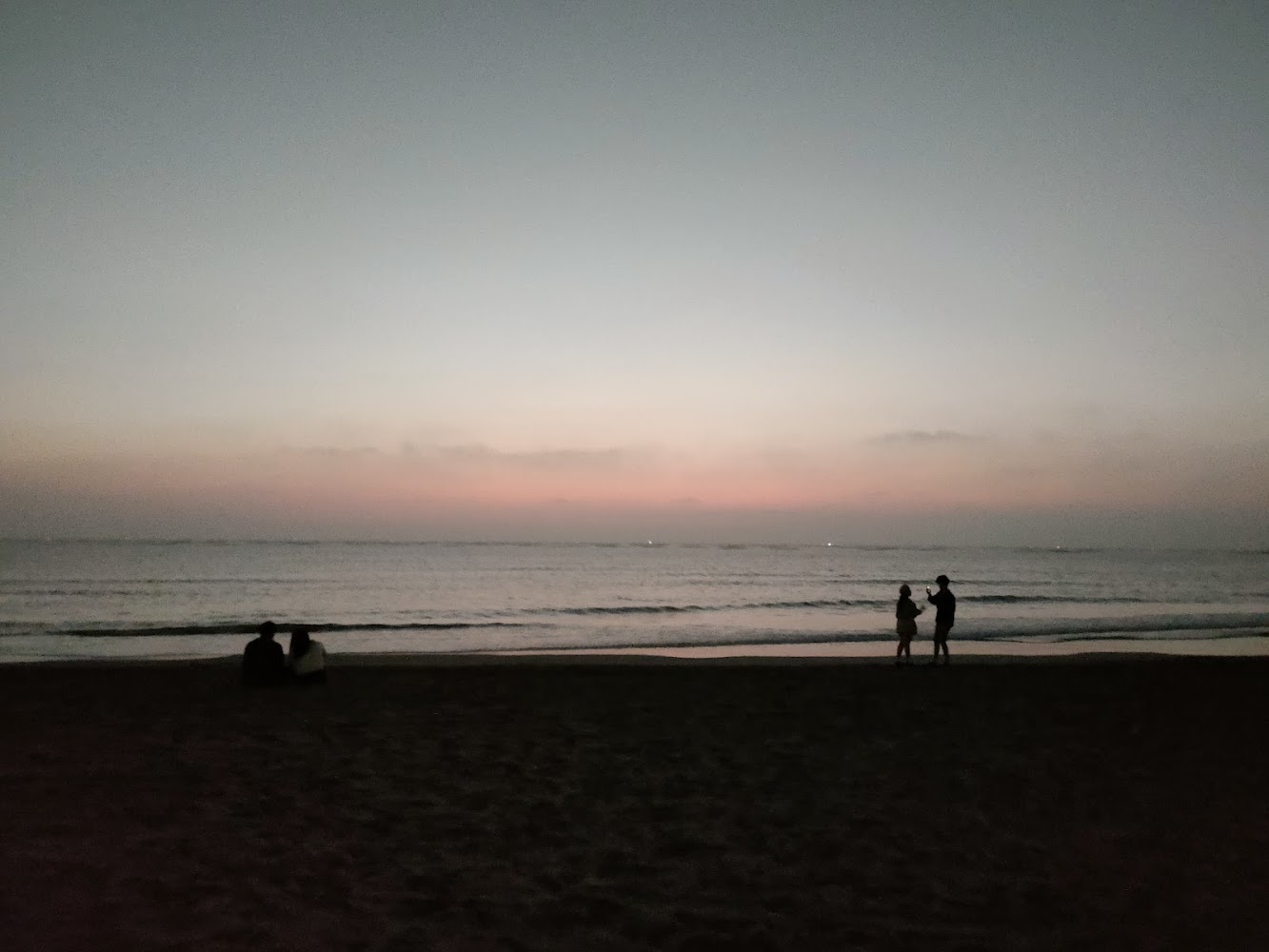 漁光島夕陽與沙灘人影