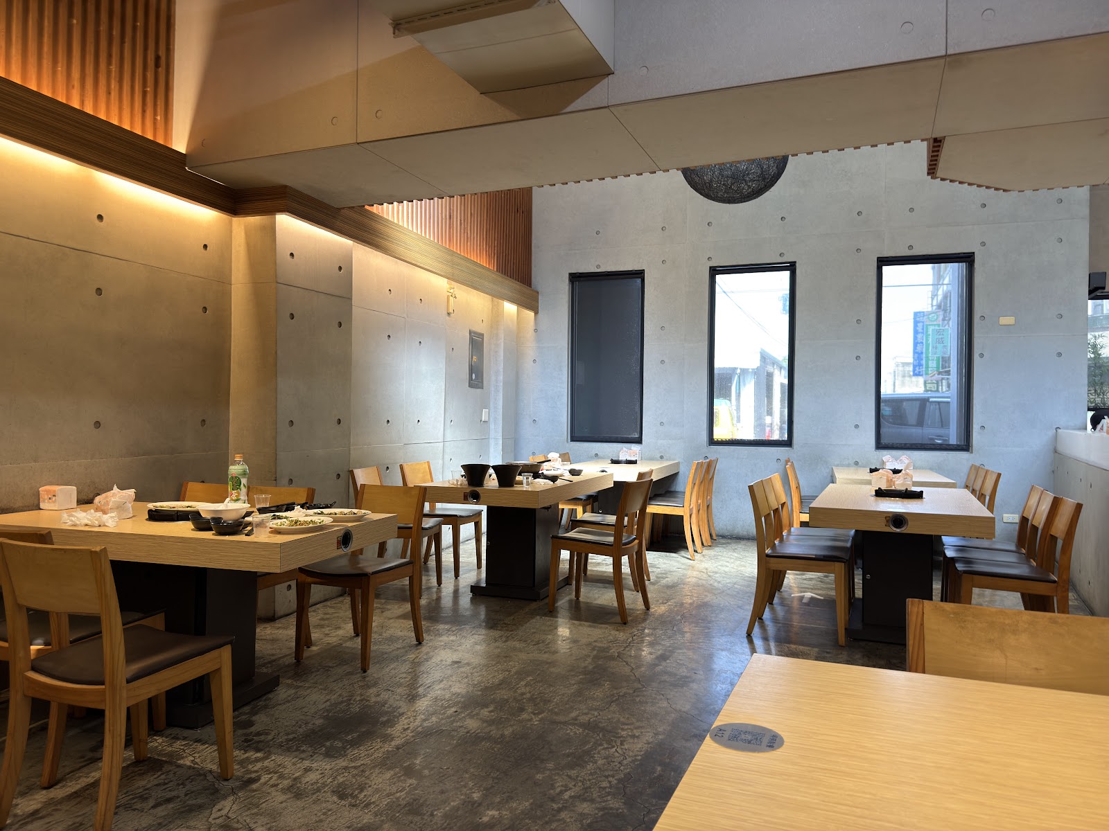 溪湖阿秀羊肉爐餐廳白天寬敞明亮的用餐空間,清水模工業風設計