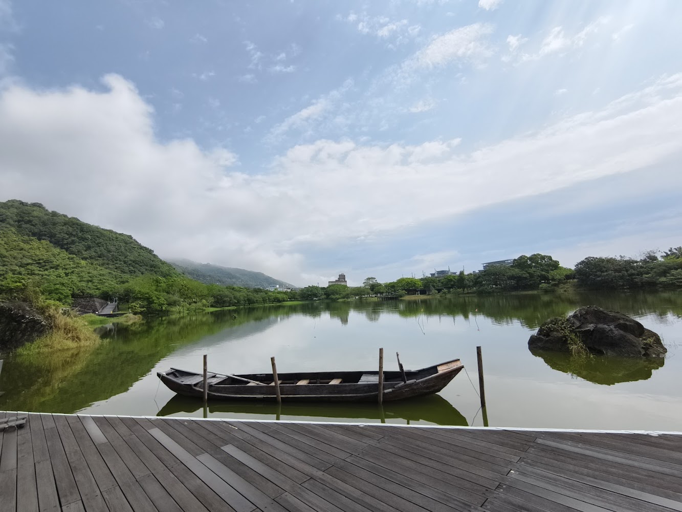 蘭陽博物館旁的湖泊與小船