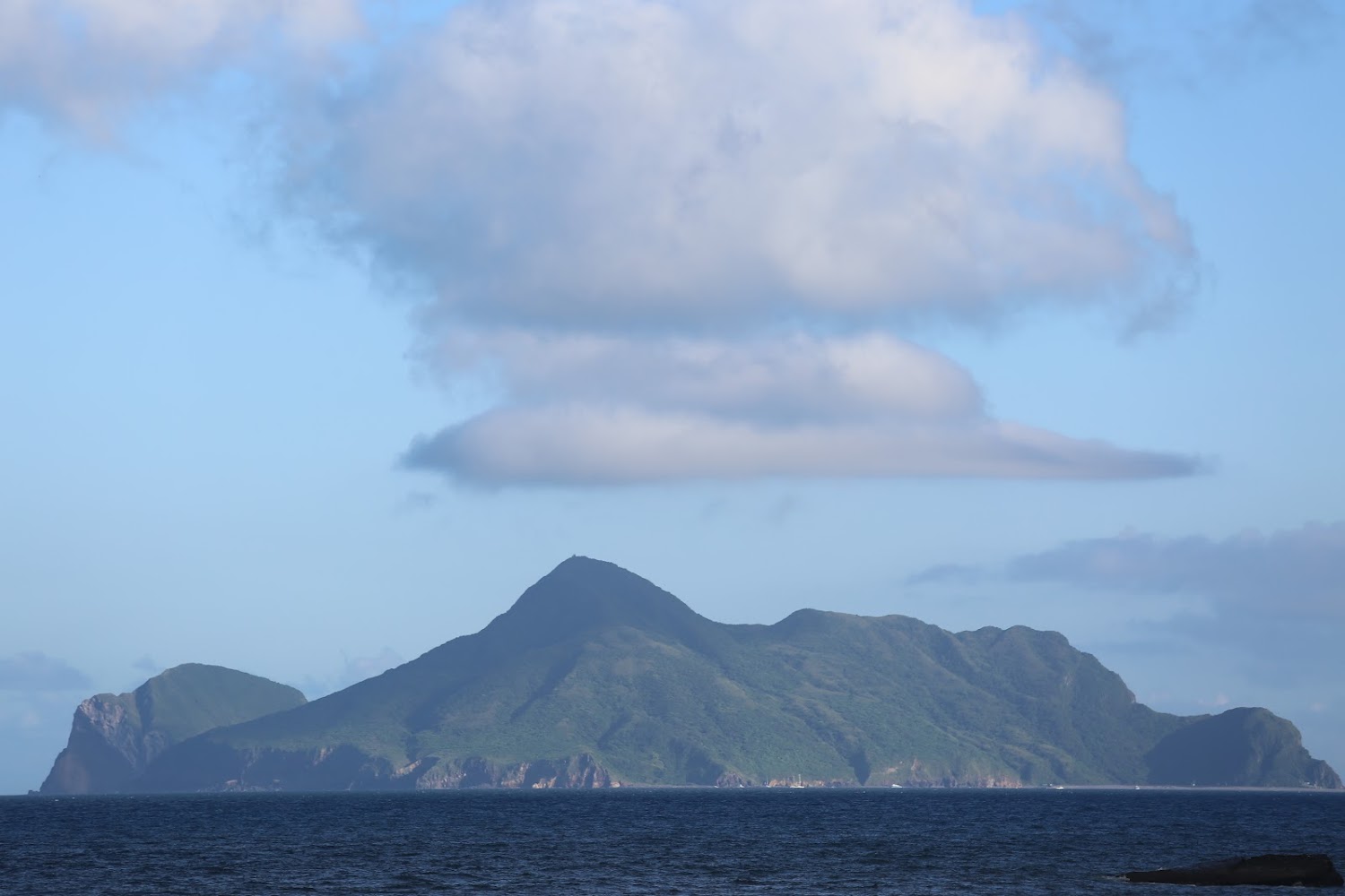 401高地看見綠島般龜山島海天景色