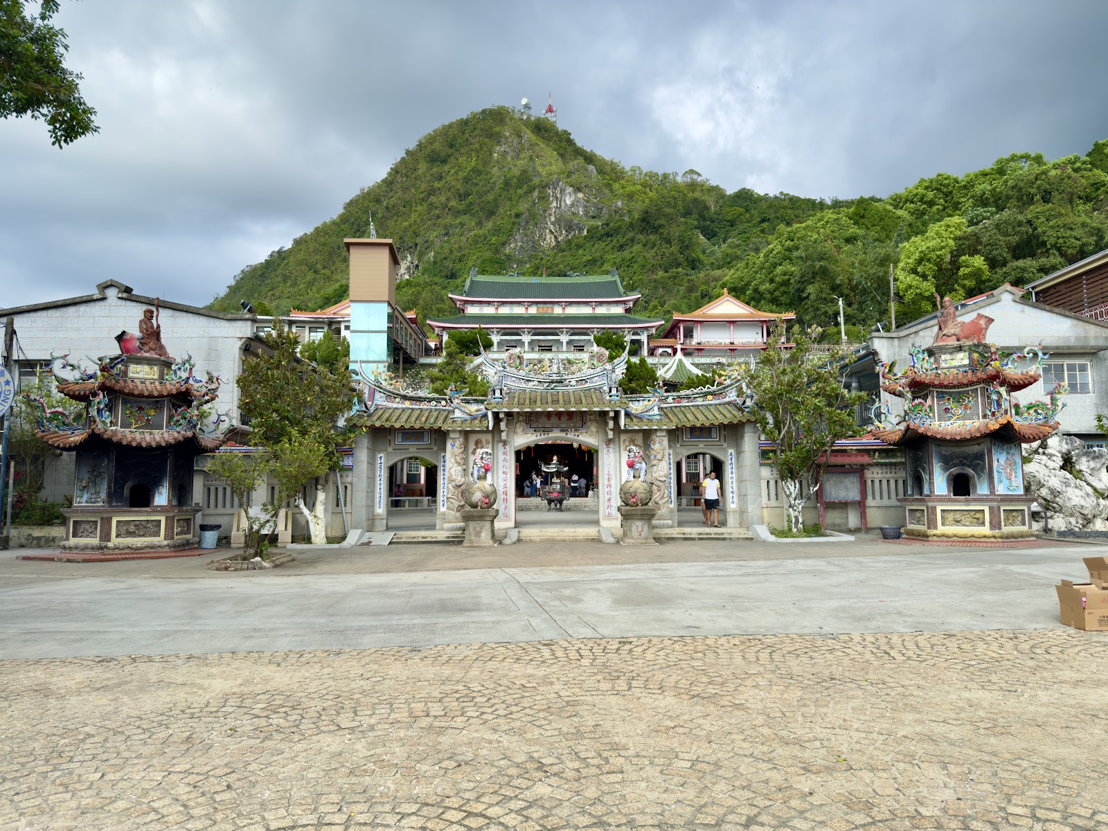台南白河火山碧雲寺正面廟埕全景，背景翠綠山峰