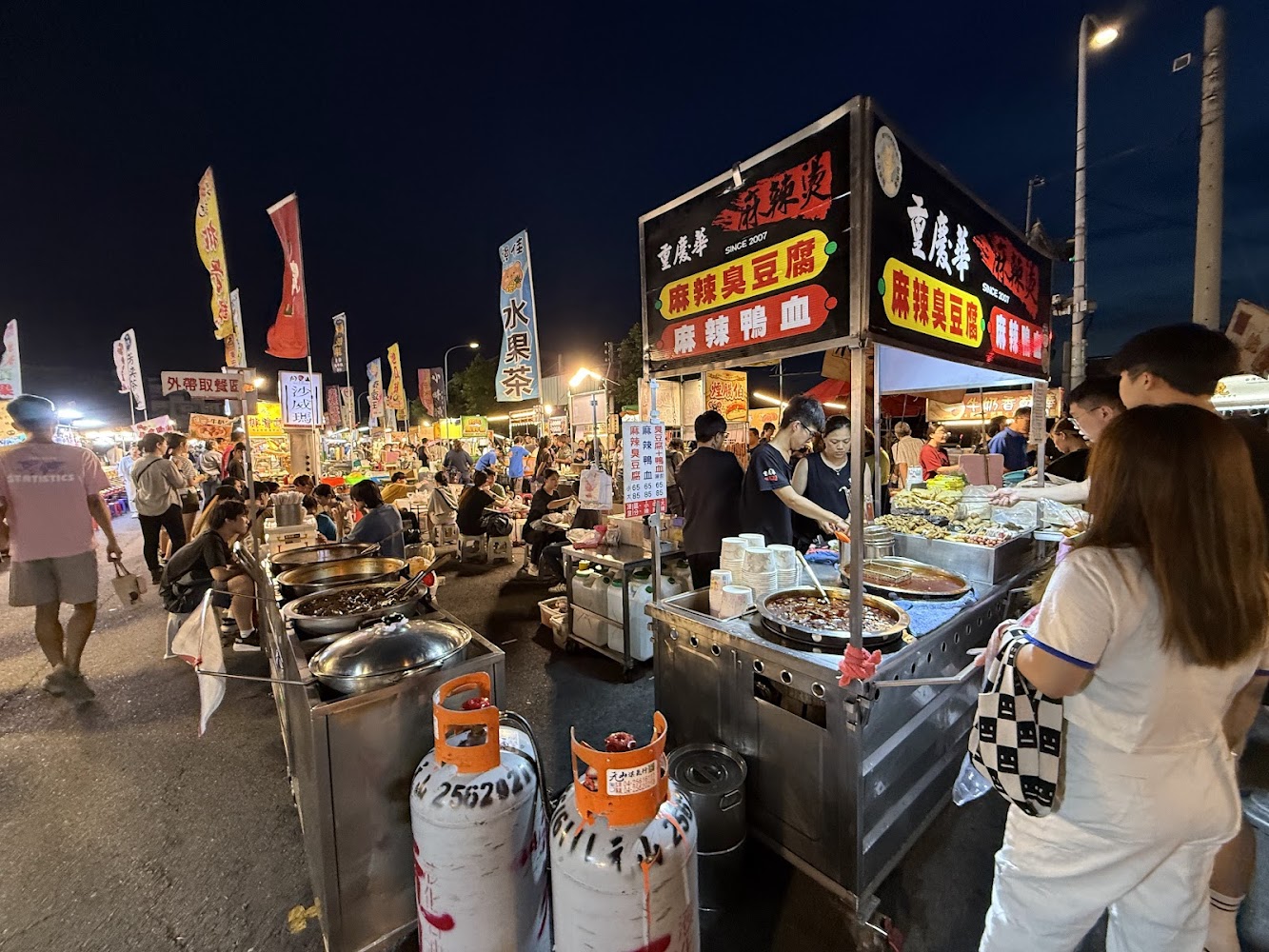 旱溪觀光夜市麻辣臭豆腐與用餐區熱鬧景象