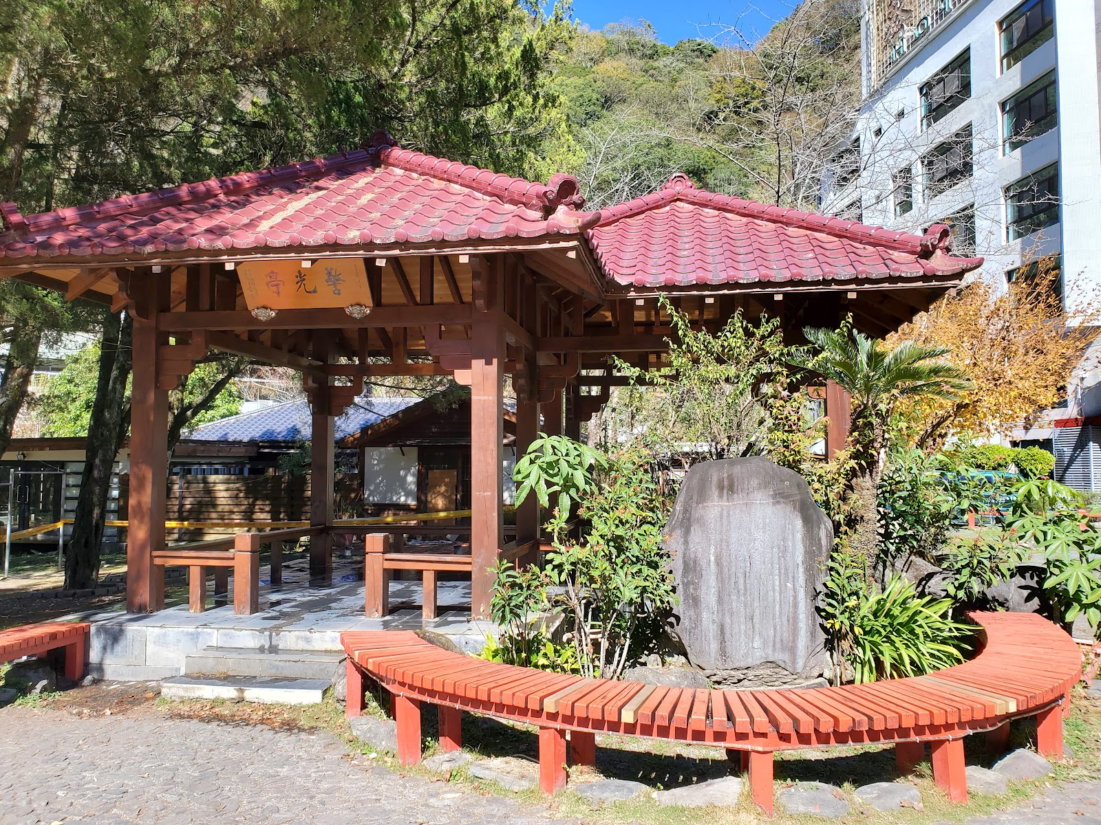 廬山溫泉日式涼亭廣場，紅瓦木造建築與石碑，南投仁愛鄉