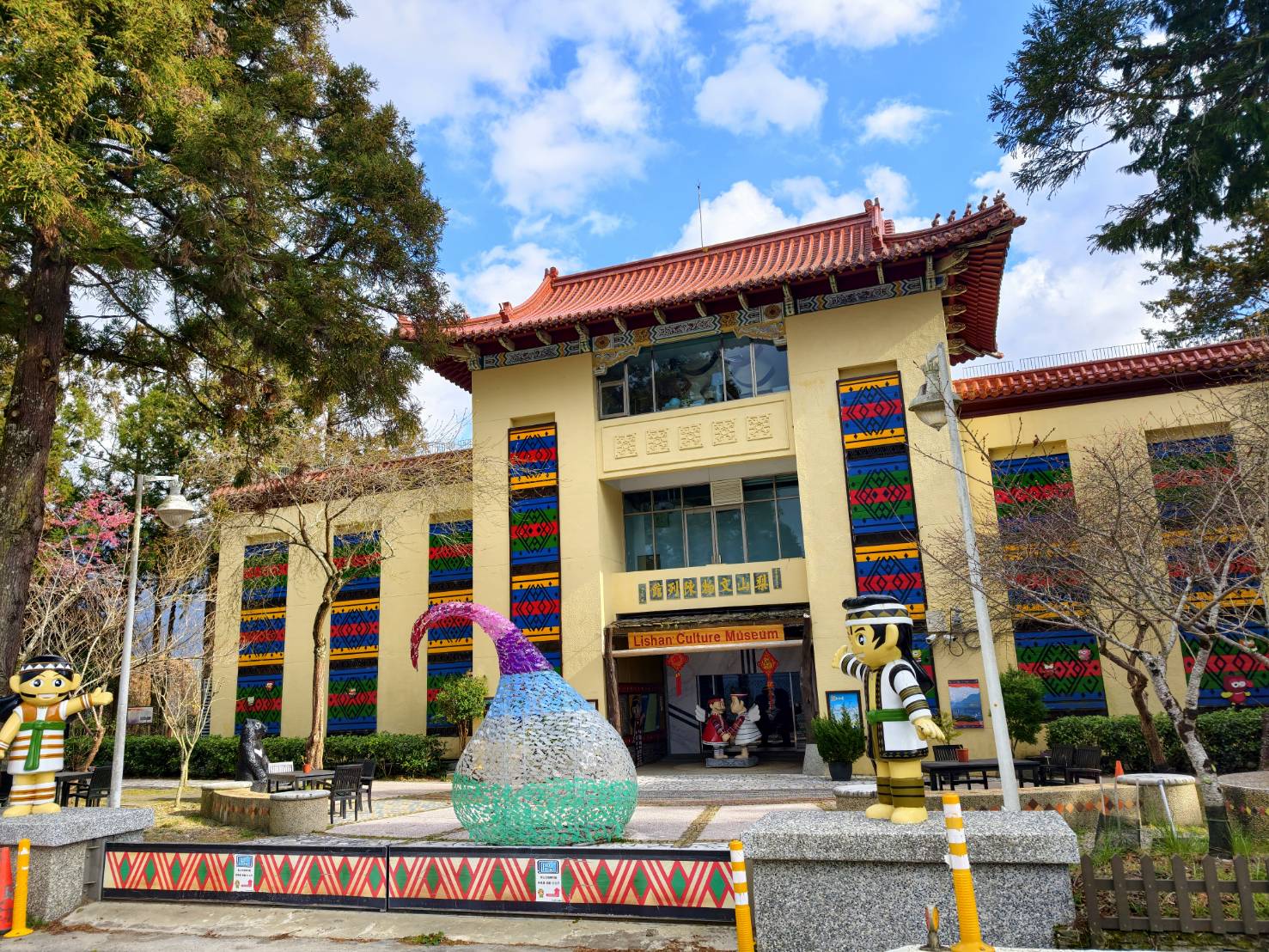 梨山文物陳列館外觀,原住民幾何圖案彩色柱廊