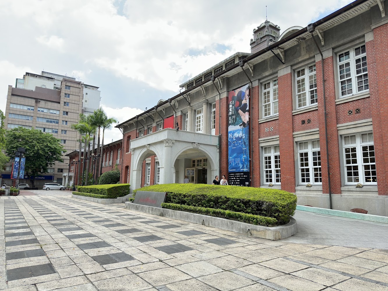 紅磚歷史建築外觀與館前植栽