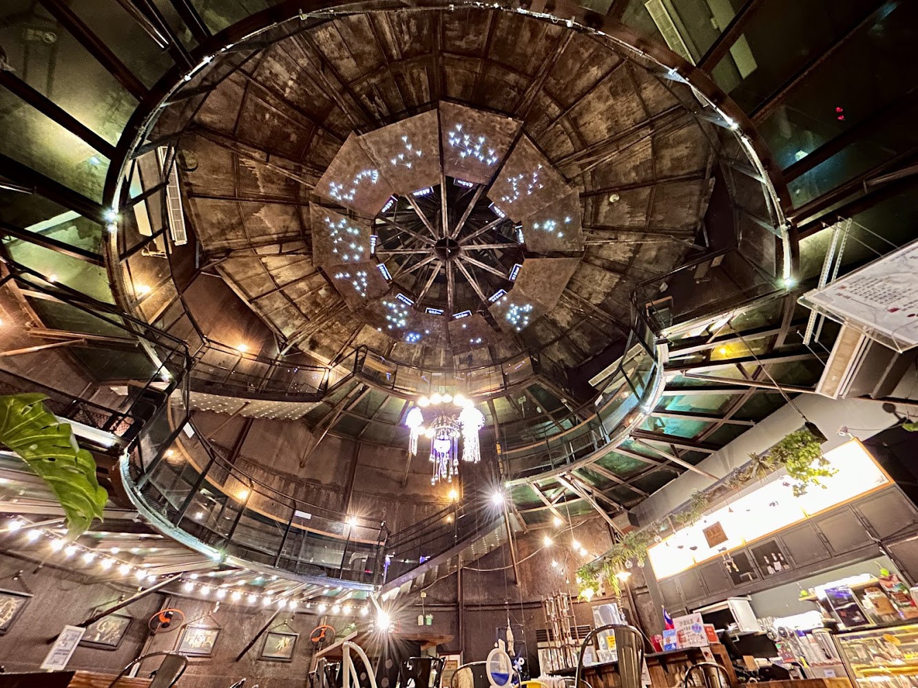 十鼓文創園區圓形天花板建築與咖啡空間