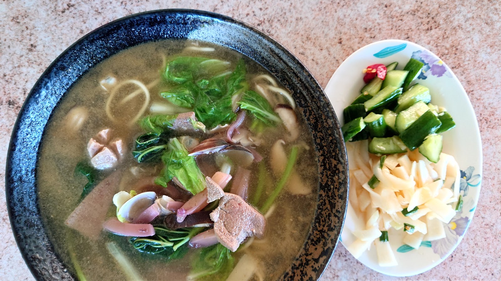 孝女什錦麵一碗料豐富的什錦麵,豬肝魷魚香菇蔬菜俱全,配小菜