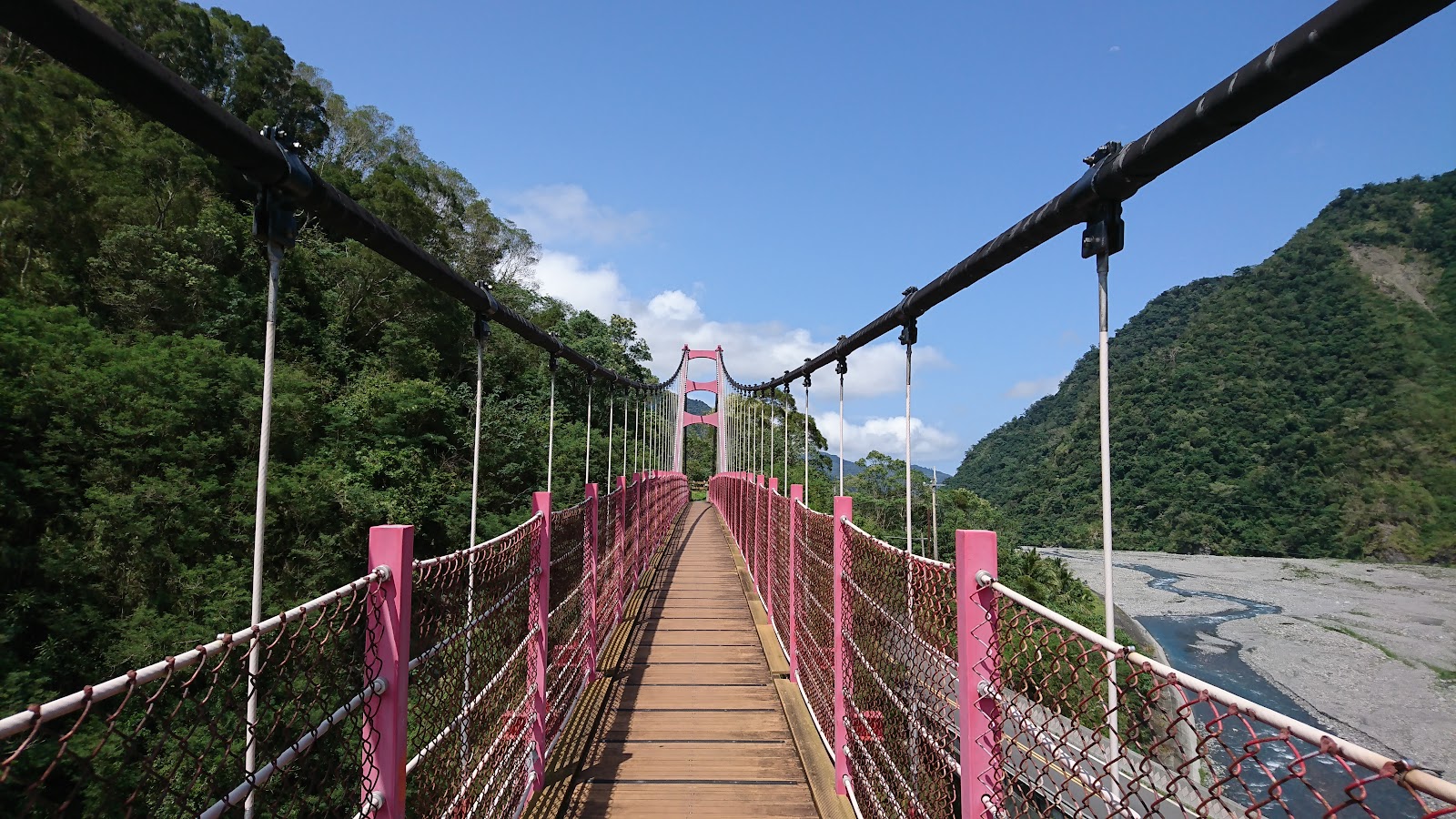 台東達仁鄉土坂吊橋鮮豔粉紅色橋面木板橋面延伸兩側青翠山壁底下大竹溪