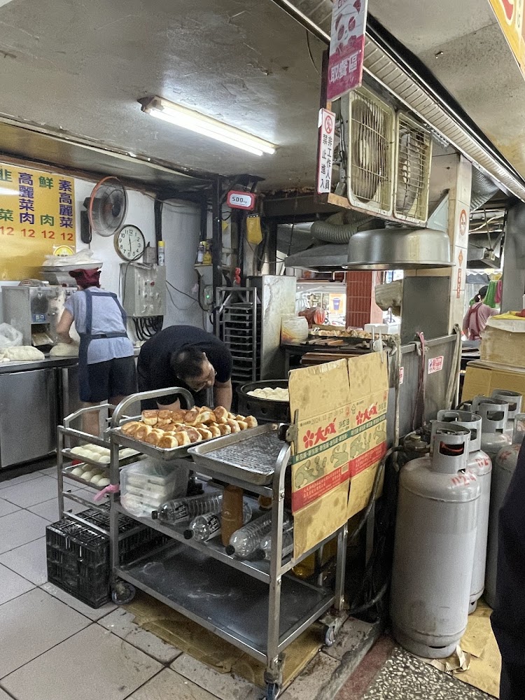店內推車放滿剛出鍋包子與價目表