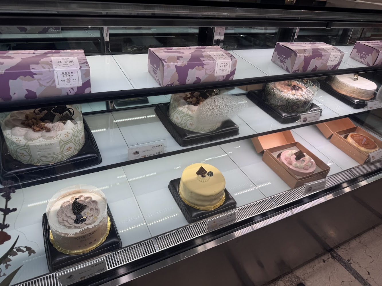 不二緻果蛋糕櫃與甜點展示
