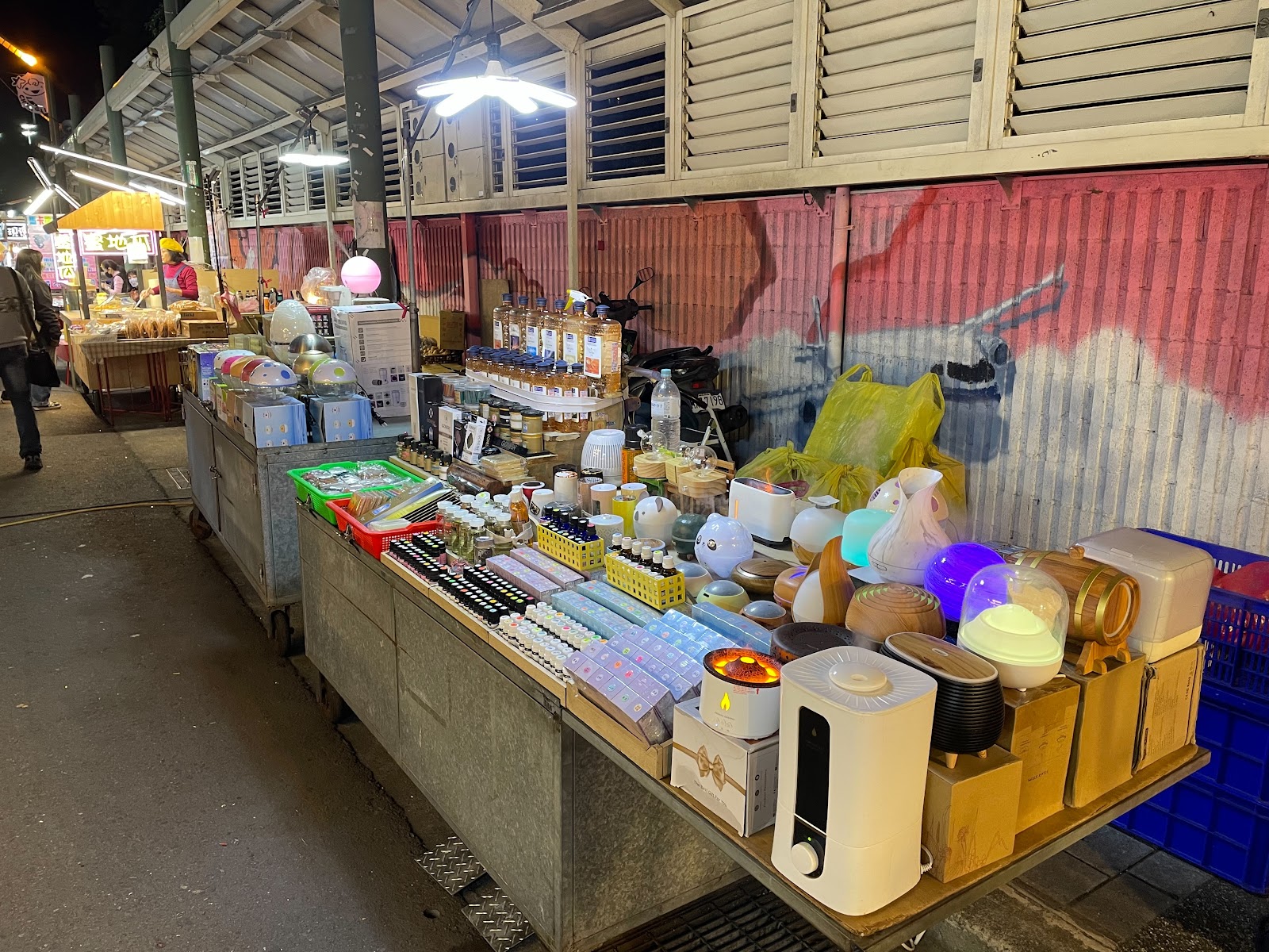中壢觀光夜市雜貨攤，LED燈飾、精油、生活小物林立