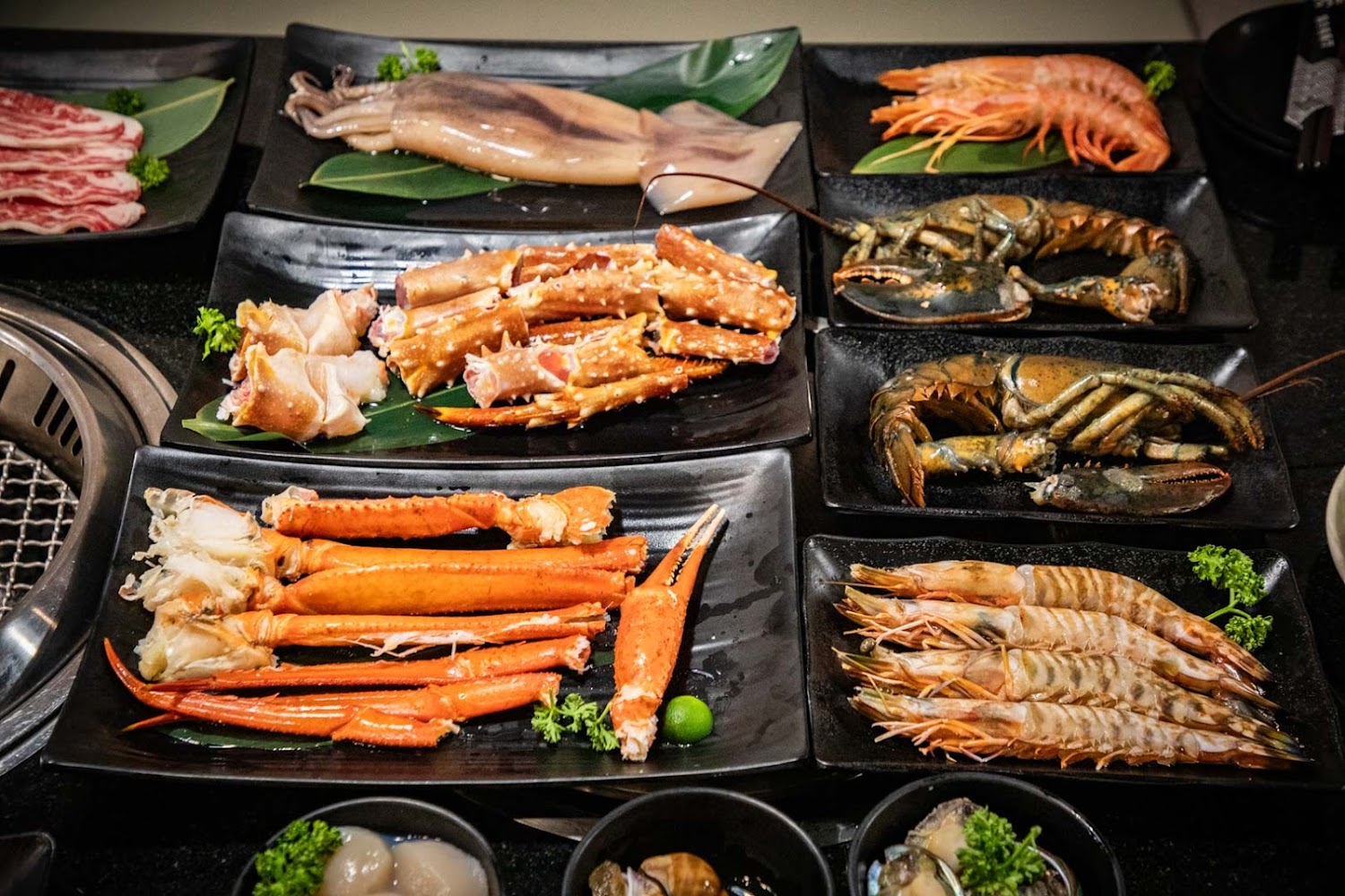 三柒燒肉專門店中壢店高級海鮮拼盤有蟹腳龍蝦與鮮蝦