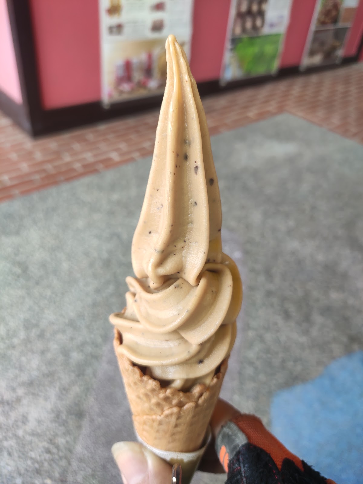 公館紅棗口味霜淇淋，淺棕色螺旋奶霜造型