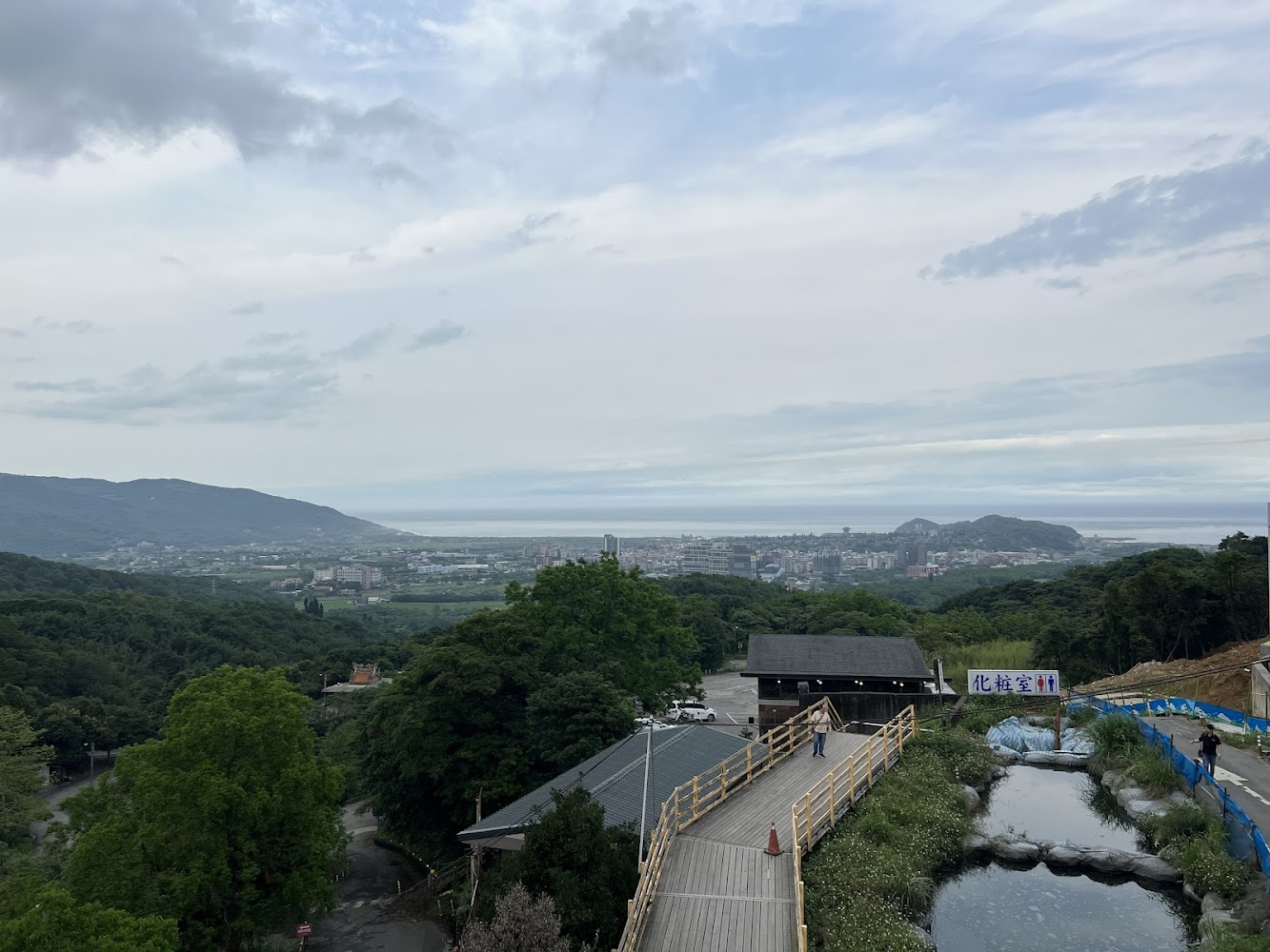 觀景台步道與池塘景觀