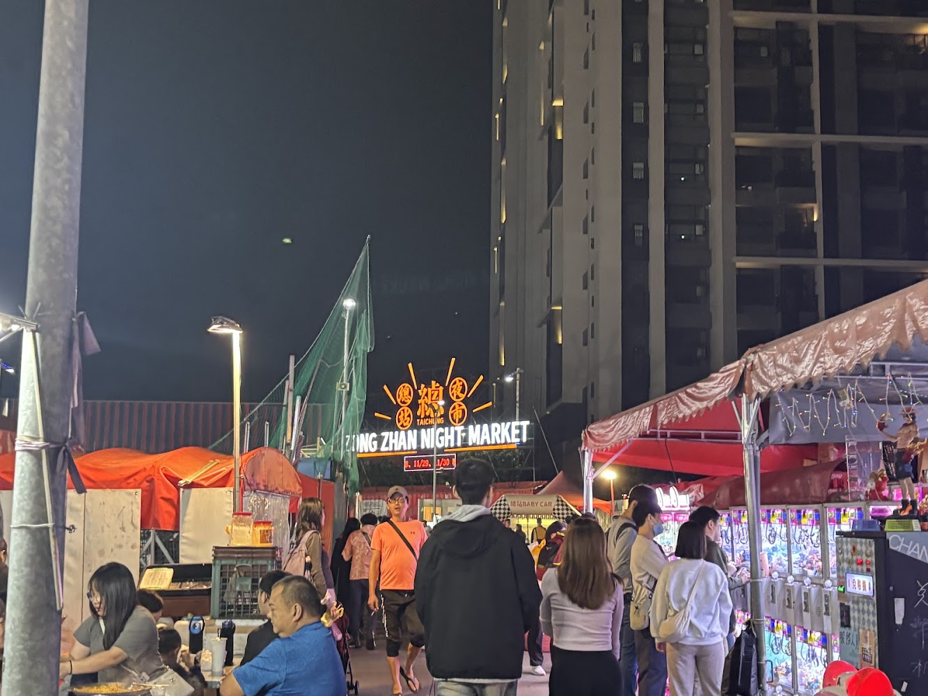 總站夜市內部攤販與人潮、夾娃娃機熱鬧場景