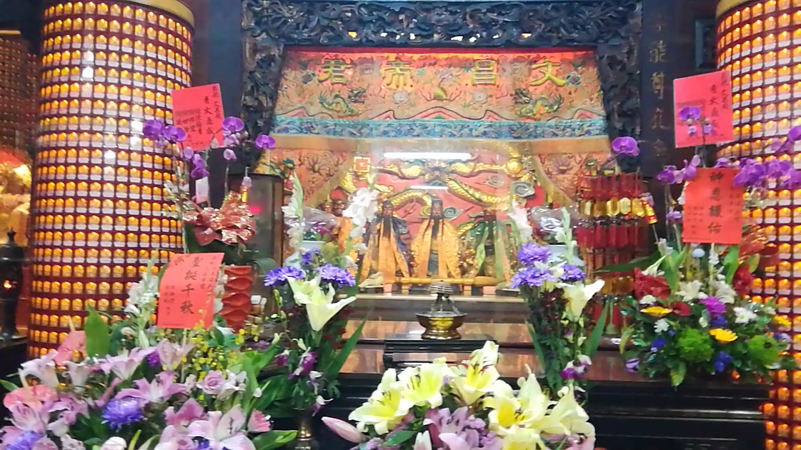 土庫順天宮主殿神像，供桌上擺滿鮮花與供品