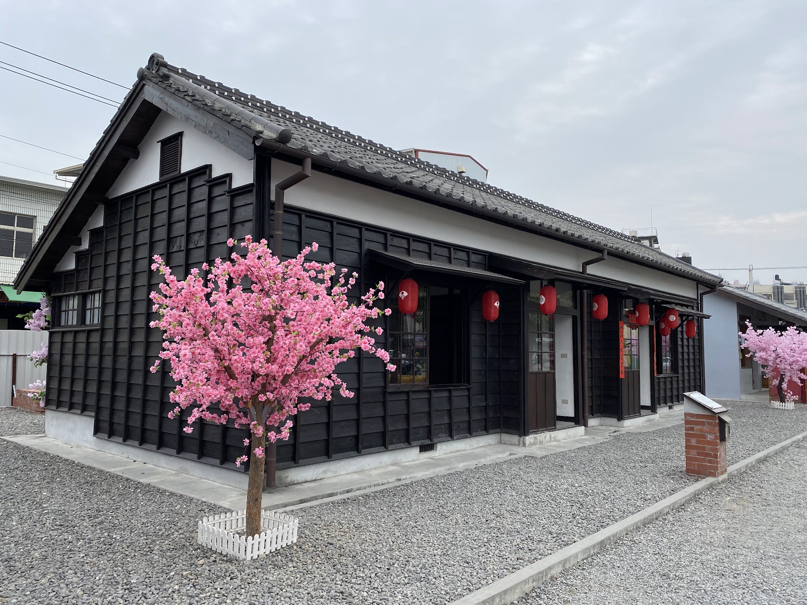 潮州日式歷史建築文化園區 黑白格子外牆粉紅仿桃花
