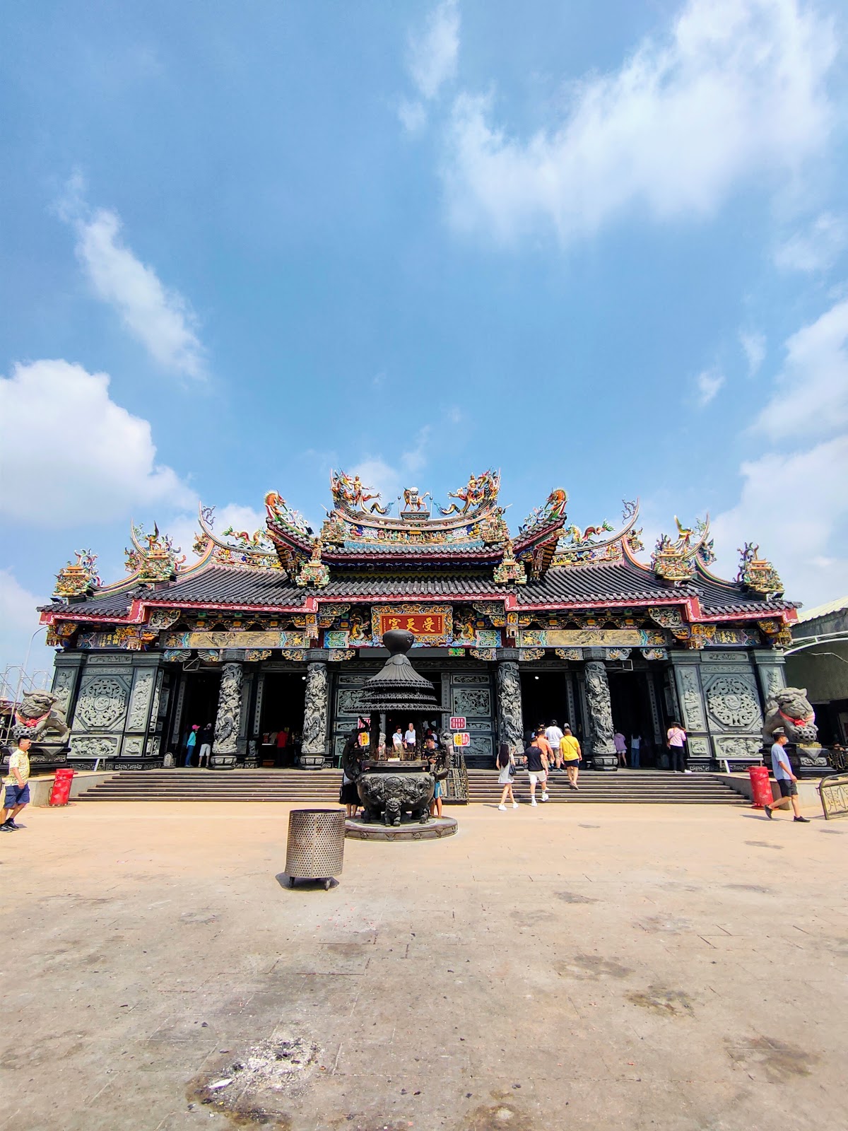 松柏嶺受天宮廟宇正面全景，廟宇建築雄偉壯觀