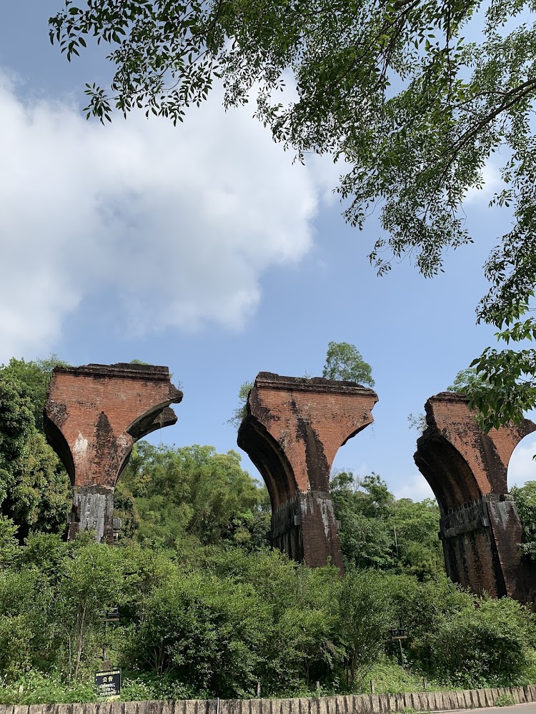 三座紅磚橋墩遺跡 surrounded by greenery and blue sky