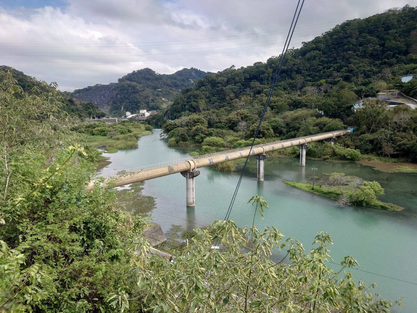 山區河流與長型管道橋景觀