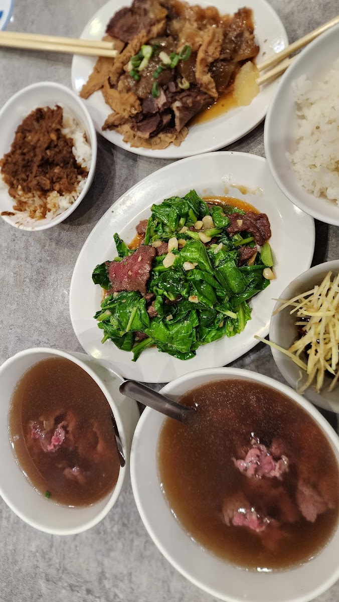 文章牛肉湯 桌面 台南美食 牛肉湯 炒青菜 切盤 肉燥飯 俯拍