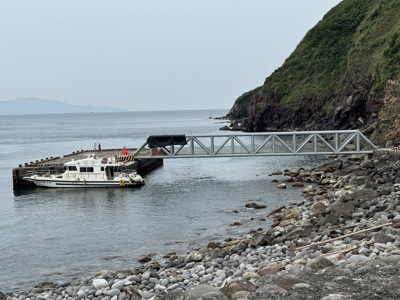 龜山島碼頭與接駁船