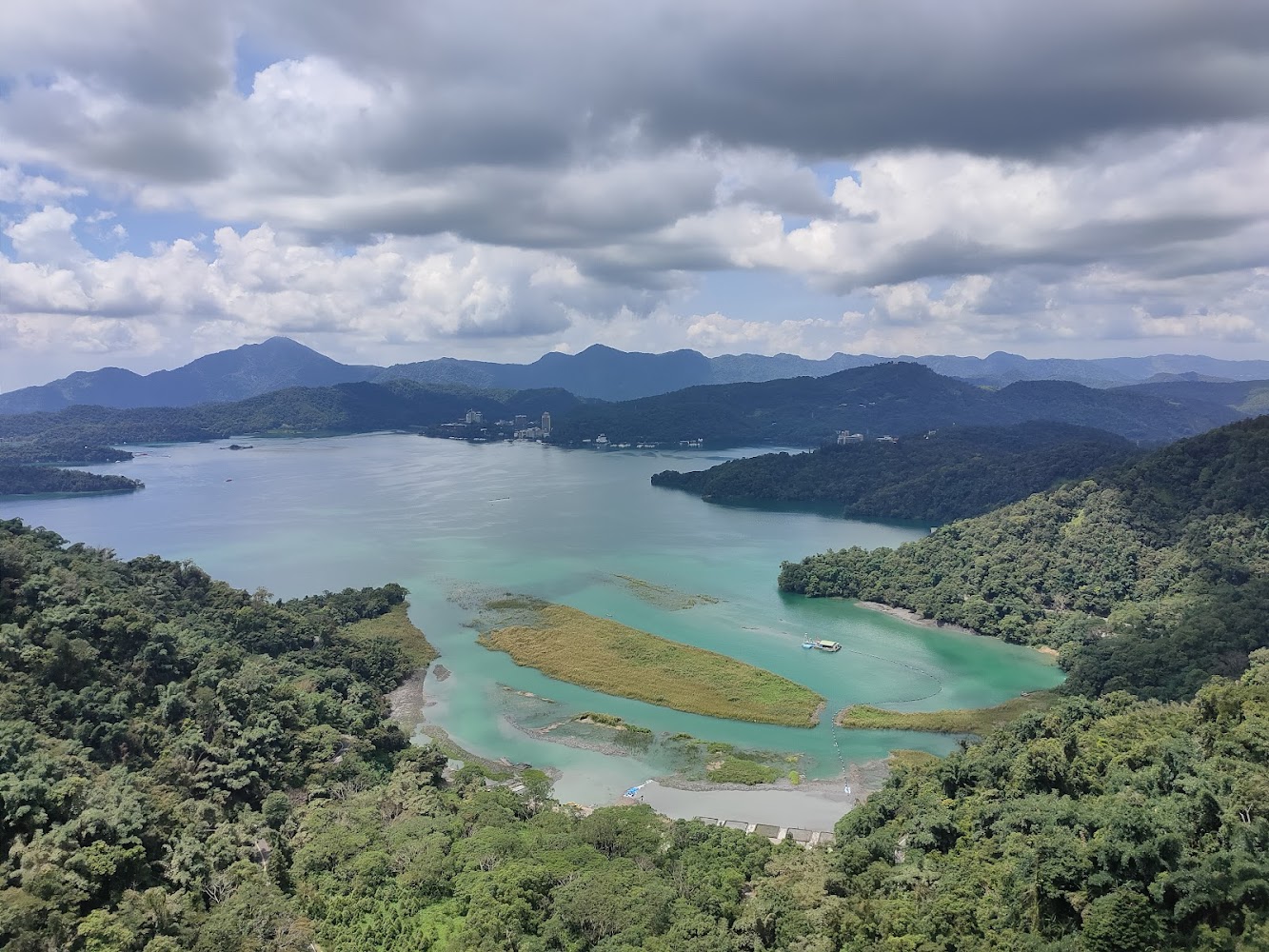群山環繞下的日月潭湖景遠眺