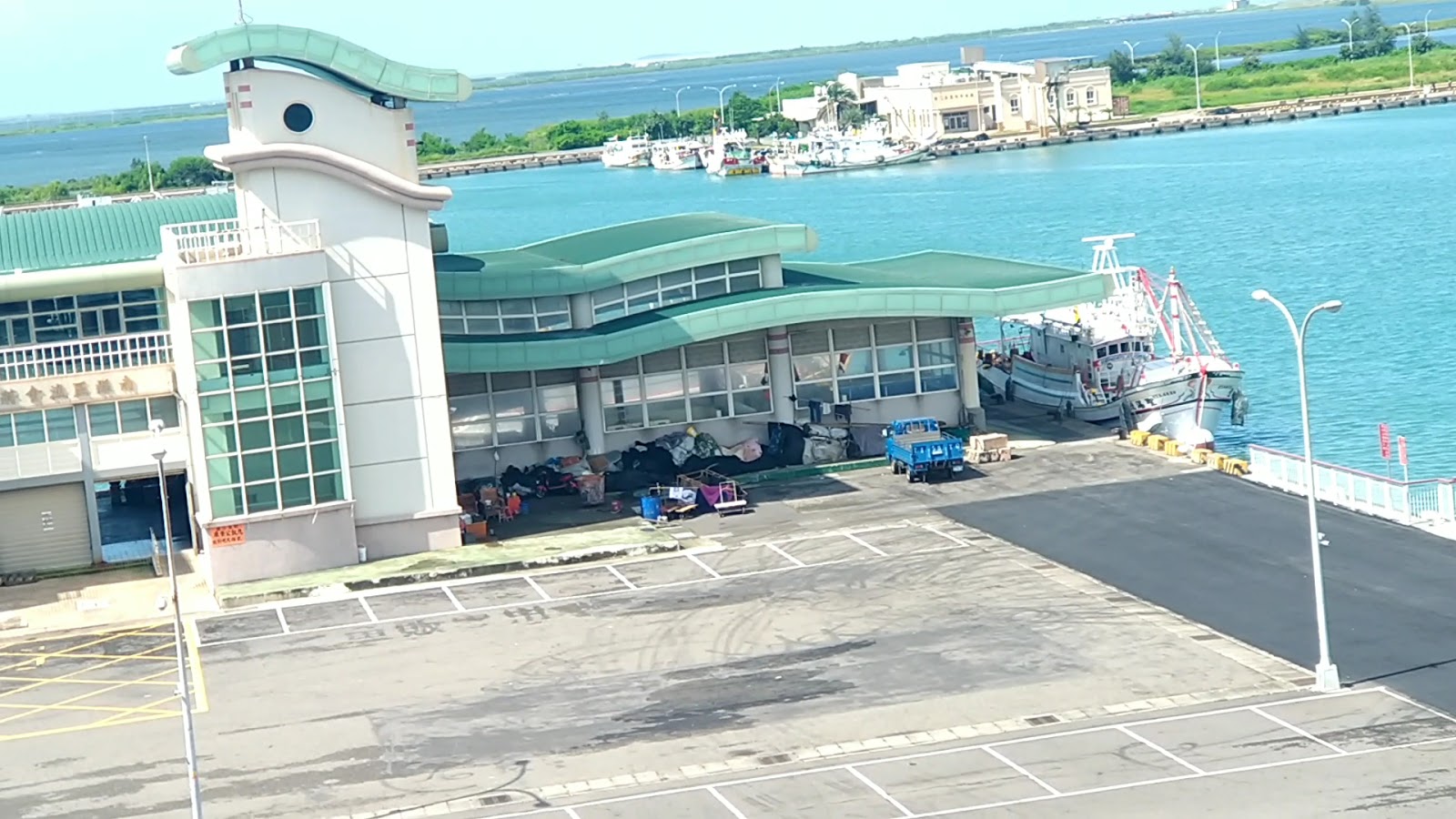將軍漁港碼頭，漁船整齊停靠，海天一色