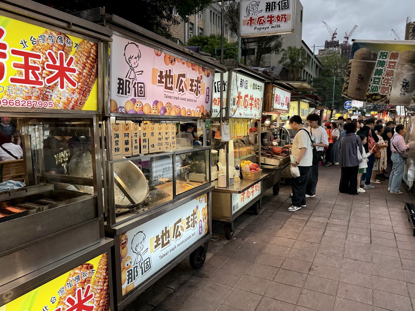 寧夏夜市排隊美食街景