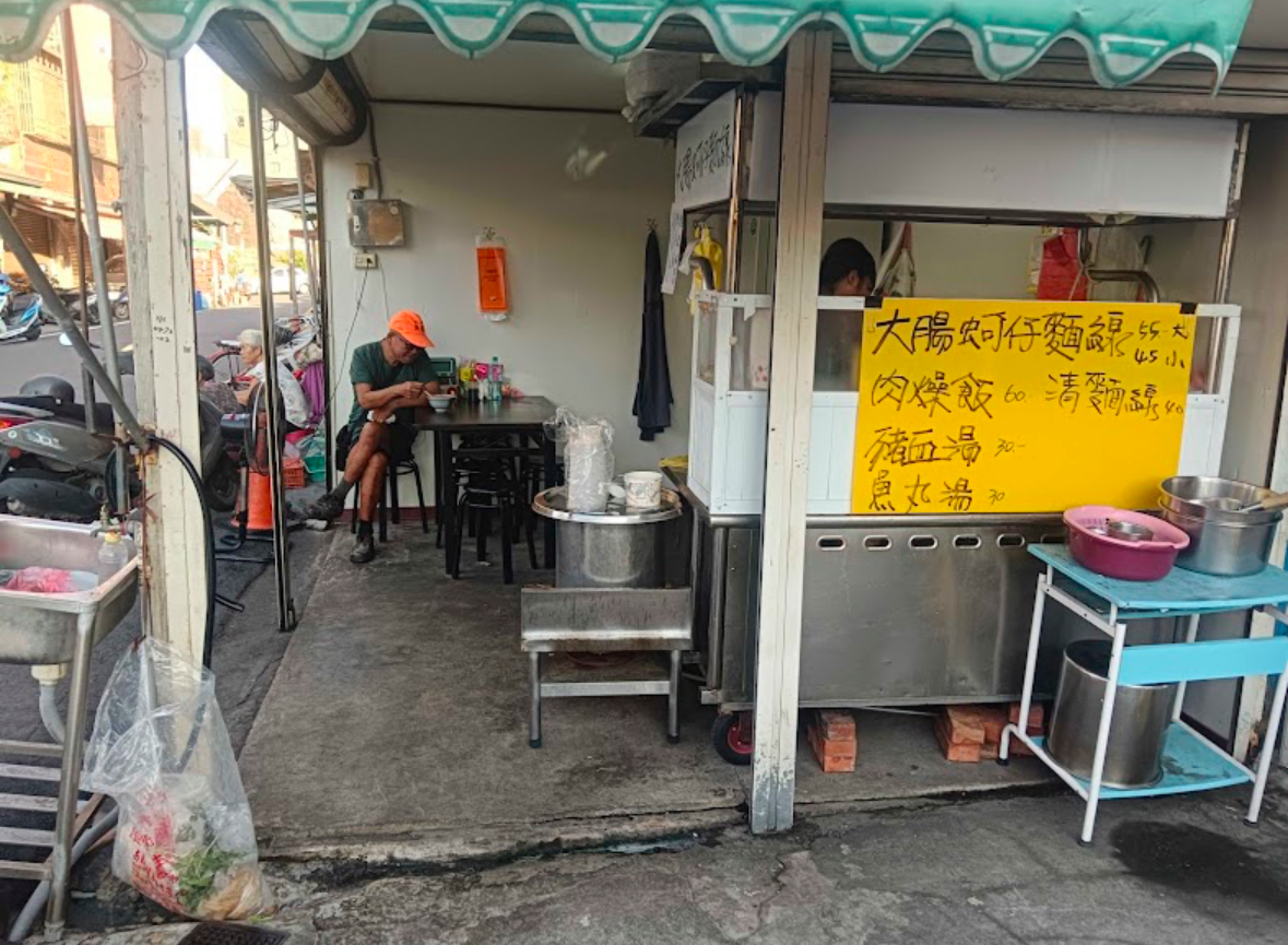 傳統台灣小吃店外觀,賣大腸蚵仔麵線與肉燥飯