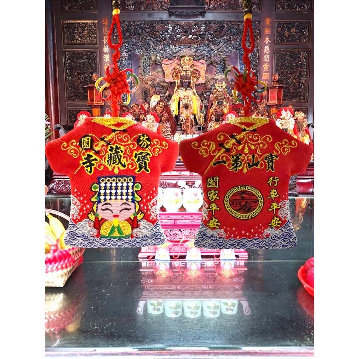 芬園寶藏寺平安符袋結緣品神壇前擺放