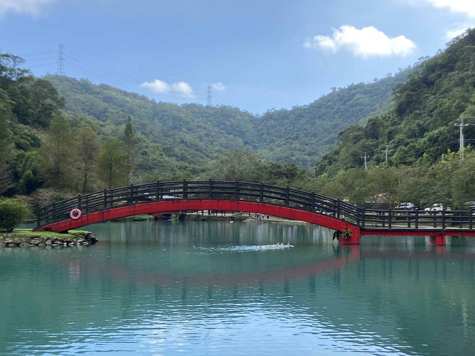 宜蘭員山望龍埤紅色拱橋正面碧藍湖水倒影