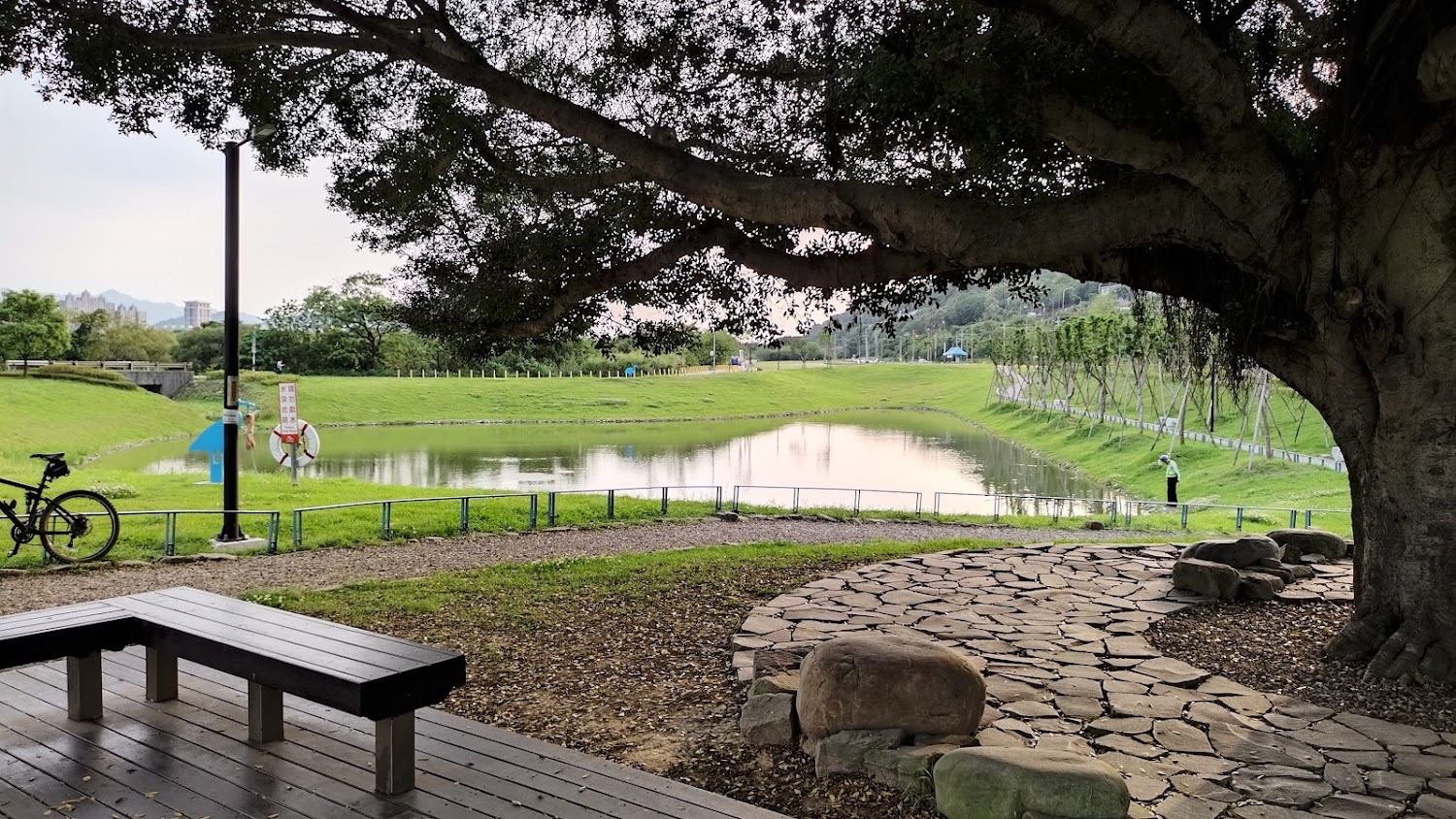 沐心池步道長椅與池景