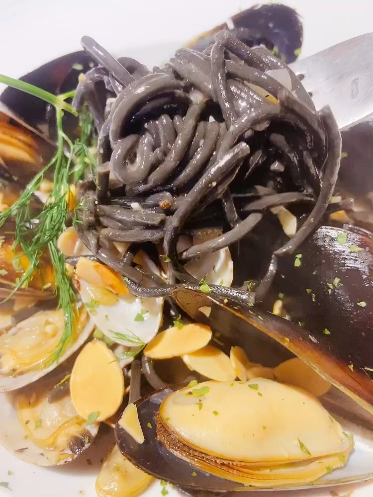 4F小飯館海鮮墨魚麵,搭配淡菜與蛤蜊