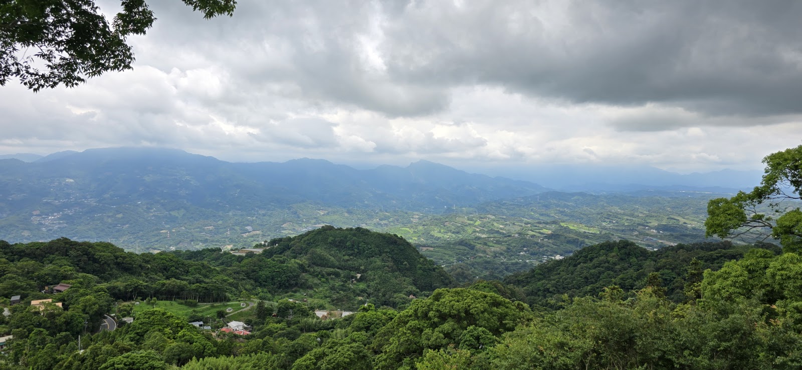 薑麻園山頂俯瞰苗栗大湖盆地蒼鬱山丘農村聚落陰天