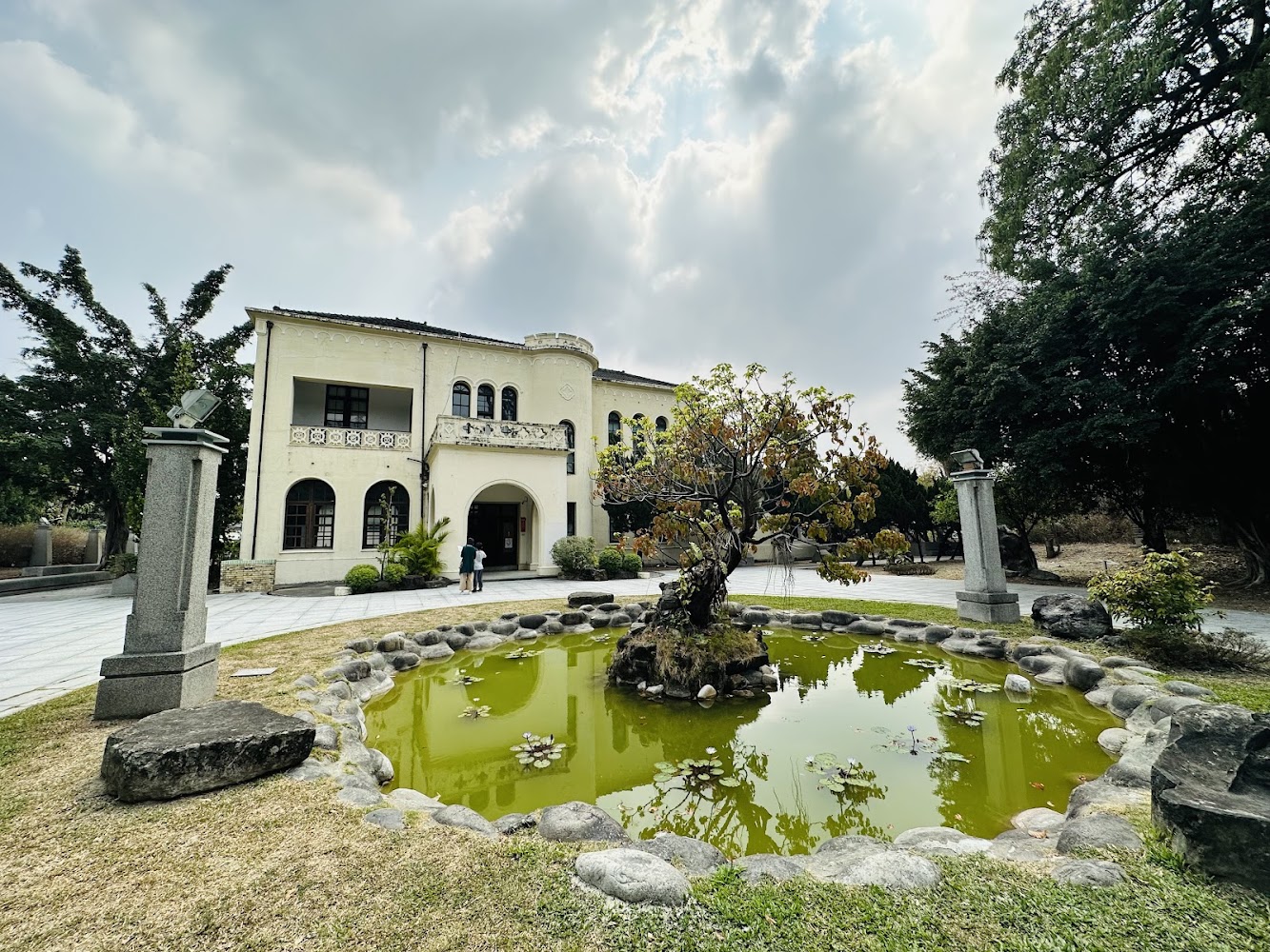 歷史建築臺中放送局黃色主建築與庭園