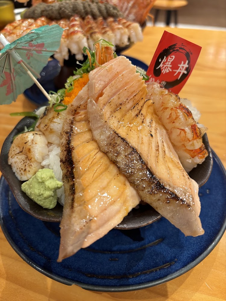 豪華海鮮爆丼,有炙燒鮭魚、生蝦、干貝和鮭魚卵