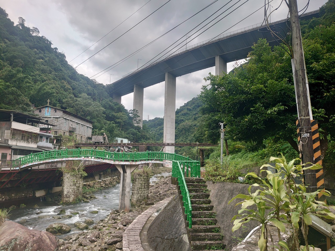 外按古道溪流步道與高架橋景觀