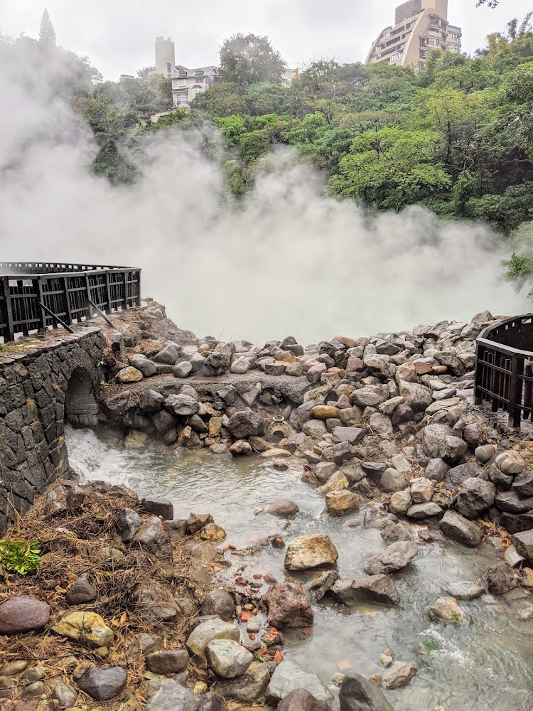 地熱谷周邊岩石與溫泉池景致