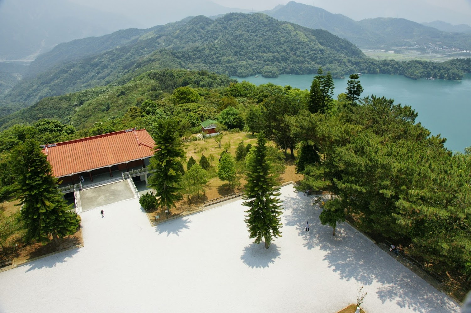 山林中的塔樓與湖景