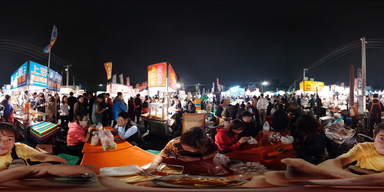 台南大東夜市360度全景照片，上好東山鴨頭、狀元紅花茶等攤位招牌清晰可見