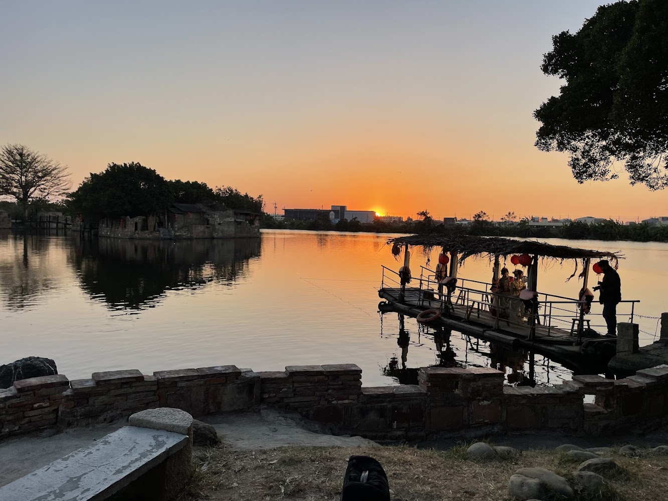 老塘湖藝術村夕陽湖景與浮橋