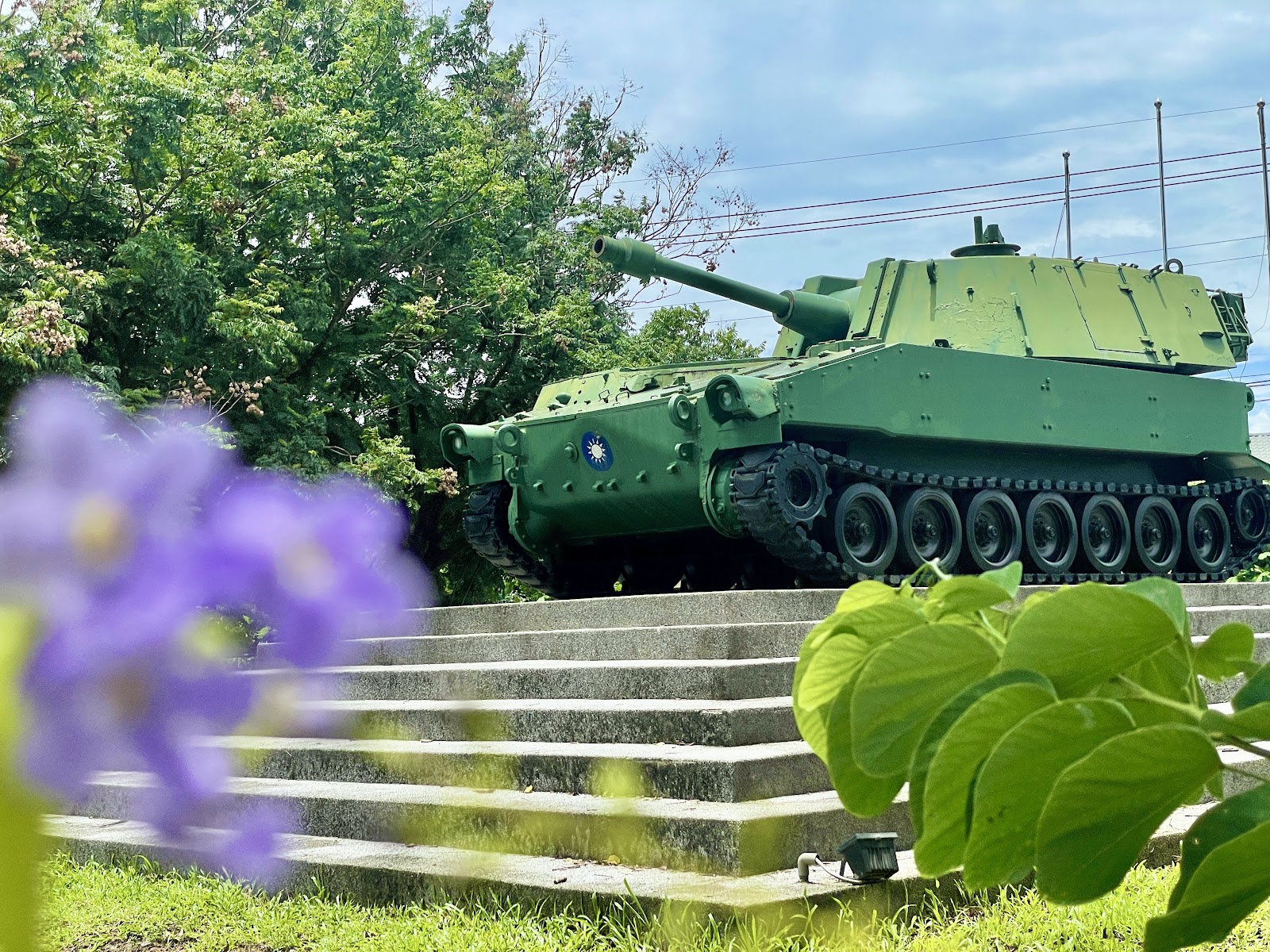 南靖糖廠武器公園退役M108自走砲坦克展示花朵前景